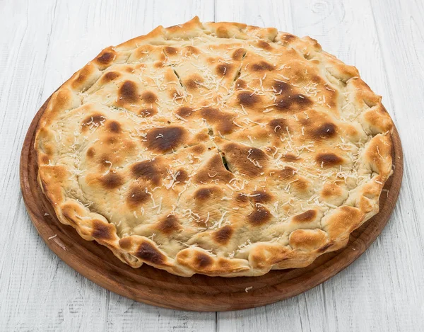 Tarta con carne, verduras y queso sobre fondo de madera — Foto de Stock