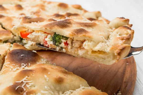 Torta com carne, legumes e queijo em um fundo de madeira — Fotografia de Stock