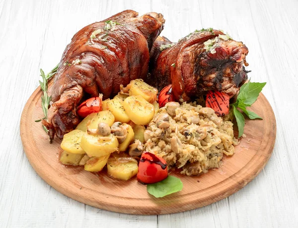 Жареная свинина с савойской капустой и жареным картофелем — стоковое фото