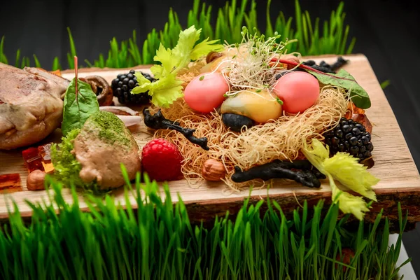 Prachtig ingericht horeca feestzaal tabel met verschillende eten snacks — Stockfoto