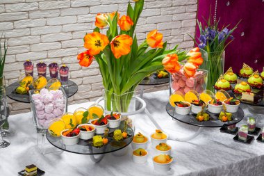 Çikolata, lezzetli meyveli tatlılar restoranda kaynaşıyor.