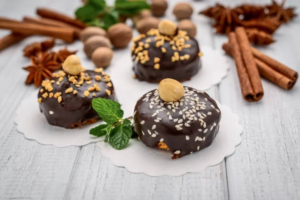 Masaya yakın fındıklı ve hindistan cevizli lezzetli çikolatalı kekler.