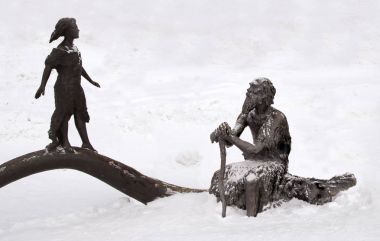 Khanty Mansiysk, Rusya 17 Şubat 2018: Ücretsiz giriş Archeopark Tarih öncesi insanların bir heykel. Buzul tepenin eteğinde bulunan, Archeopark Tarih öncesi hayvanlar ve insanlar canlı heykelleri gösterir.