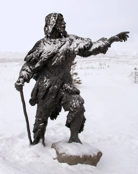 Khanty Mansiysk Rusia Febrero 2018 Una Escultura Hombre Prehistórico Entrada — Foto de Stock