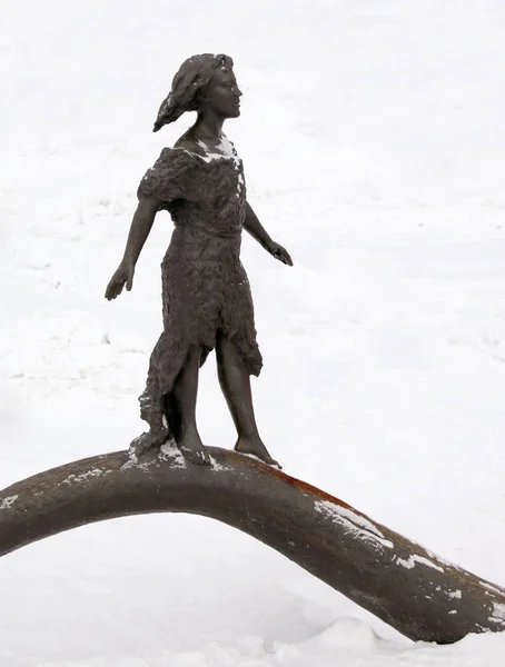 Khanty Mansiysk Rusia Febrero 2018 Una Escultura Una Adolescente Prehistórica — Foto de Stock