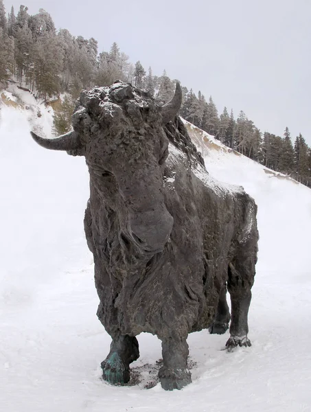 Khanty Mansiysk Russie Février 2018 Sculpture Taureau Préhistorique Entrée Libre — Photo