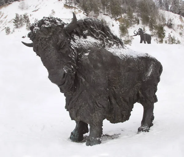 Chanty Mansijsk Russland Februar 2018 Eine Skulptur Eines Prähistorischen Bullen — Stockfoto