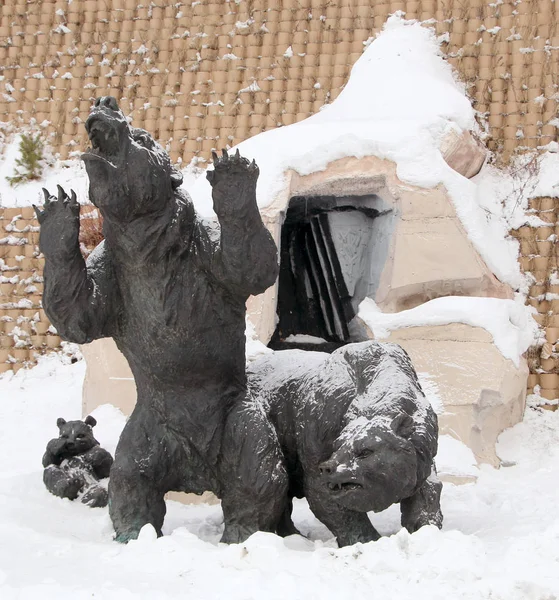 Khanty Mansiysk Rusia Febrero 2018 Una Escultura Una Familia Osos — Foto de Stock