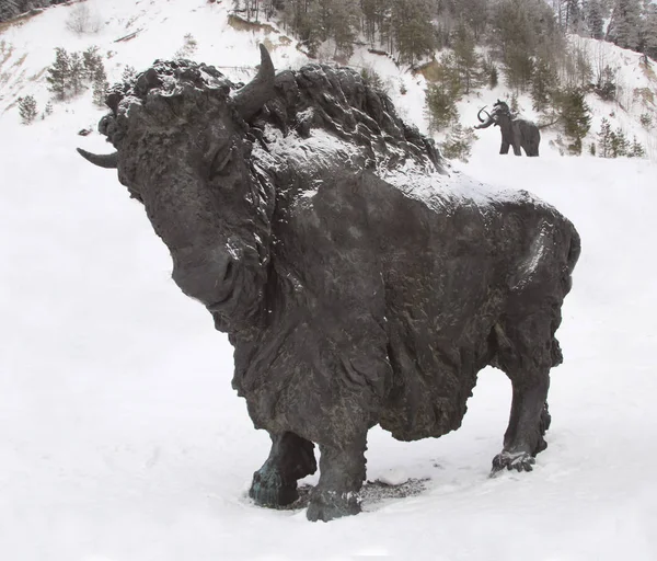 Khanty Mansiysk Rusia Febrero 2018 Una Escultura Toro Prehistórico Archeopark — Foto de Stock