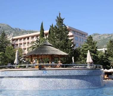 Budva, Becici, Karadağ 24 Temmuz 2017: Bir Yüzme Havuzu, Iberostar Bellevue Resort Hotel. Güzel ve bakımlı bir tatil geri çekilme. Sahil mesire üzerinde güzel bir konuma sahiptir