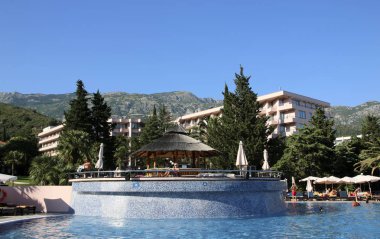 Budva, Becici, Karadağ 24 Temmuz 2017: Bir Yüzme Havuzu, Iberostar Bellevue Resort Hotel. Güzel ve bakımlı bir tatil geri çekilme. Sahil mesire üzerinde güzel bir konuma sahiptir