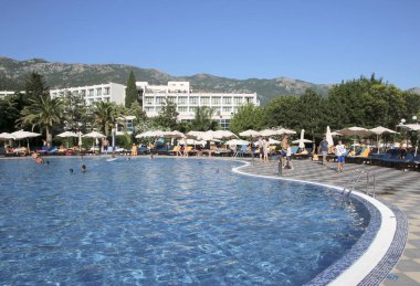 Budva, Becici, Karadağ 24 Temmuz 2017: Bir Yüzme Havuzu, Iberostar Bellevue Resort Hotel. Güzel ve bakımlı bir tatil geri çekilme. Sahil mesire üzerinde güzel bir konuma sahiptir