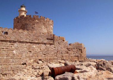 Aziz Nicholas Kalesi ve duvarlarının yanındaki eski paslı top, Mandraki Limanı, Rodos, Yunanistan