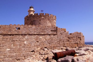 Aziz Nicholas Kalesi ve duvarlarının yanındaki eski paslı top, Mandraki Limanı, Rodos, Yunanistan