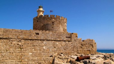 Aziz Nicholas Kalesi ve duvarlarının yanındaki eski paslı top, Mandraki Limanı, Rodos, Yunanistan