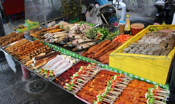 Nytillverkade Marina Produkter Skaldjur Fisk Och Kött Hyllorna Gatuförsäljare Kiosk — Stockfoto