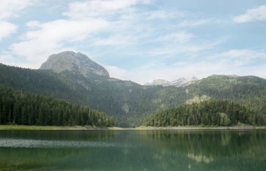 Kara Göl, Zablijak, Karadağ. Karadağ 'ın Durmitor Ulusal Parkı' ndaki Durmitor Dağı 'nda yer alan buzul gölü