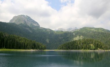 Kara Göl, Zablijak, Karadağ. Karadağ 'ın Durmitor Ulusal Parkı' ndaki Durmitor Dağı 'nda yer alan buzul gölü
