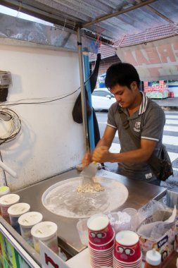Phuket, Tayland - 08 Aralık 2019: Kızarmış dondurma satıcısı Phuket, Tayland 'da bir sokak pazarında kızarmış dondurma yapıp satıyor