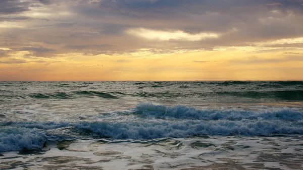 Hermosa Puesta Sol Playa Surf Golpea Orilla Phuket Tailandia — Foto de Stock