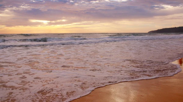 Hermosa Puesta Sol Playa Surf Golpea Orilla Phuket Tailandia — Foto de Stock