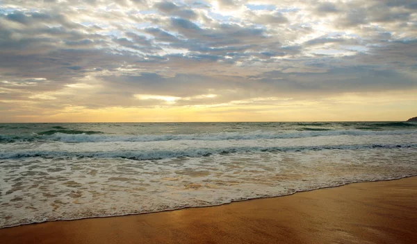 Hermosa Puesta Sol Playa Surf Golpea Orilla Phuket Tailandia — Foto de Stock