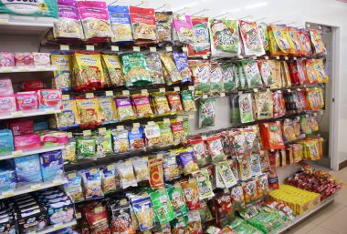 Karon Köyü, Phuket, Tayland - 17 Aralık 2019: 7 - Eleven (7 / 11) bakkalında raflar