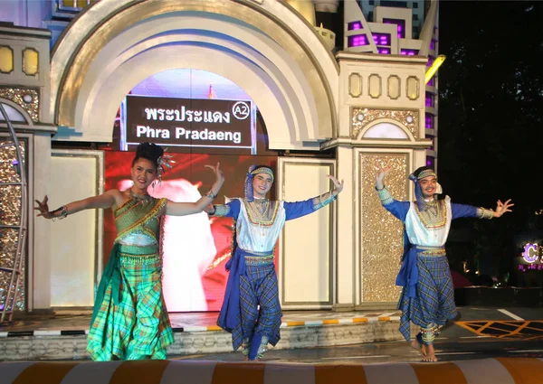 Phuket Thailand December 2019 Dancers Perform Traditional Thai Folk Dance — Stock Photo, Image