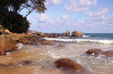 Tropik plaj, sahilde kayalar, bulutlu mavi gökyüzü, Karon plajı, Phuket, Tayland