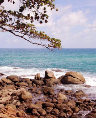 Tropik plaj, sahilde kayalar, bulutlu mavi gökyüzü, Karon plajı, Phuket, Tayland