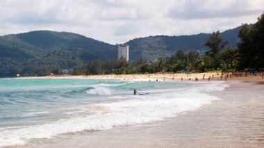 Aydınlık bir günde Karon Sahili, Phuket, Tayland