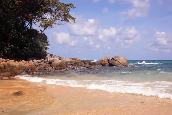 Praia Tropical Pedras Praia Céu Azul Nublado Praia Karon Phuket — Fotografia de Stock