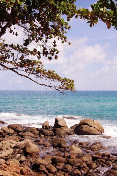Tropická Pláž Balvany Pláži Oblačná Modrá Obloha Karon Pláž Phuket — Stock fotografie