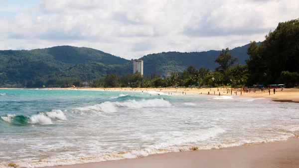 Aydınlık bir günde Karon Sahili, Phuket, Tayland