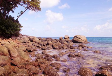 Tropik plaj, sahilde kayalar, bulutlu mavi gökyüzü, Karon plajı, Phuket, Tayland