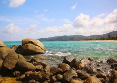 Tropik plaj, sahilde kayalar, bulutlu mavi gökyüzü, Karon plajı, Phuket, Tayland