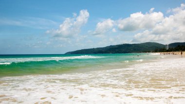 Aydınlık bir günde Karon Sahili, Phuket, Tayland