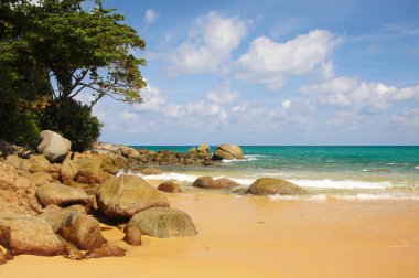 Tropik plaj, sahilde kayalar, bulutlu mavi gökyüzü, Karon plajı, Phuket, Tayland