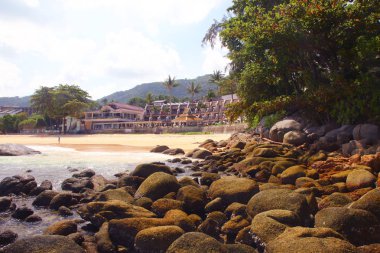 Tropik plaj, sahilde kayalar, bulutlu mavi gökyüzü, Karon plajı, Phuket, Tayland