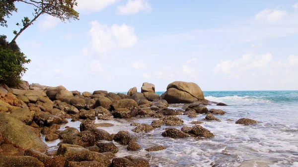 Tropisch Strand Rotsblokken Het Strand Bewolkte Blauwe Lucht Karon Strand — Stockfoto