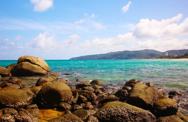 Tropisch Strand Rotsblokken Het Strand Bewolkte Blauwe Lucht Karon Strand — Stockfoto