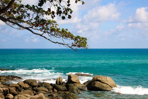 Tropická Pláž Balvany Pláži Oblačná Modrá Obloha Karon Pláž Phuket — Stock fotografie