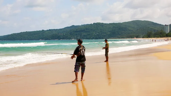 Phuket Thailand Ianuarie 2020 Bărbații Thailandezi Neidentificați Pescuiesc Plaja Karon — Fotografie, imagine de stoc