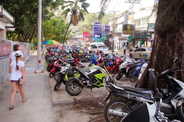 Patong, Phuket, Tayland - 22 Ocak 2020 Motosikletler kaldırımın kenarına park edildi
