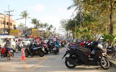 Patong, Phuket, Tayland - 22 Ocak 2020 Motosikletler kaldırımın kenarına park edildi
