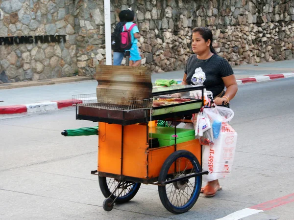 Patong Phuket Thailand January 2020 Unidentified Street Vendor Pushes Her — Stock Photo, Image