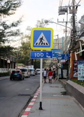 Patong, Phuket, Tayland 22 Ocak 2020: Patong, Tayland 'da yaya geçidi tabelası