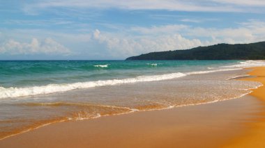 Karon plajı, sakin deniz ve harika bulutlu gökyüzü, Phuket, Tayland