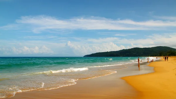 Karon Beach Mar Tranquilo Maravilhoso Céu Nublado Phuket Tailândia — Fotografia de Stock