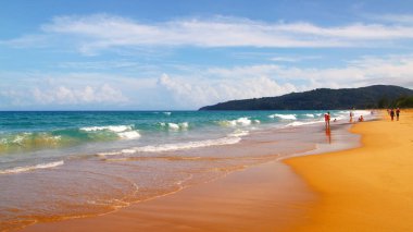 Karon plajı, sakin deniz ve harika bulutlu gökyüzü, Phuket, Tayland